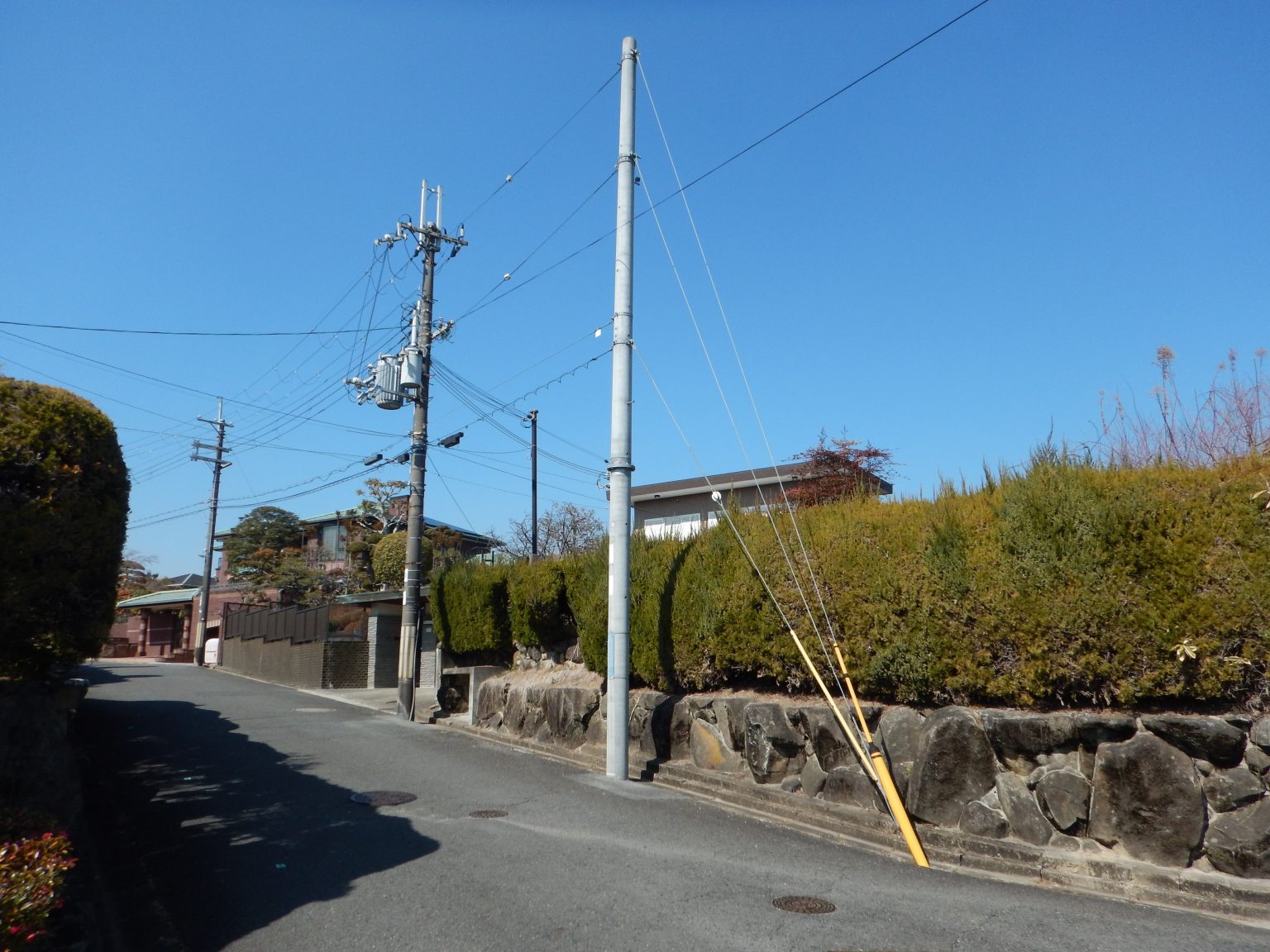 電柱支線 と は, 電柱の支線の役割 – 風圧荷重と電線張力【電験三種－法規（施設管理）】 – PICHZ