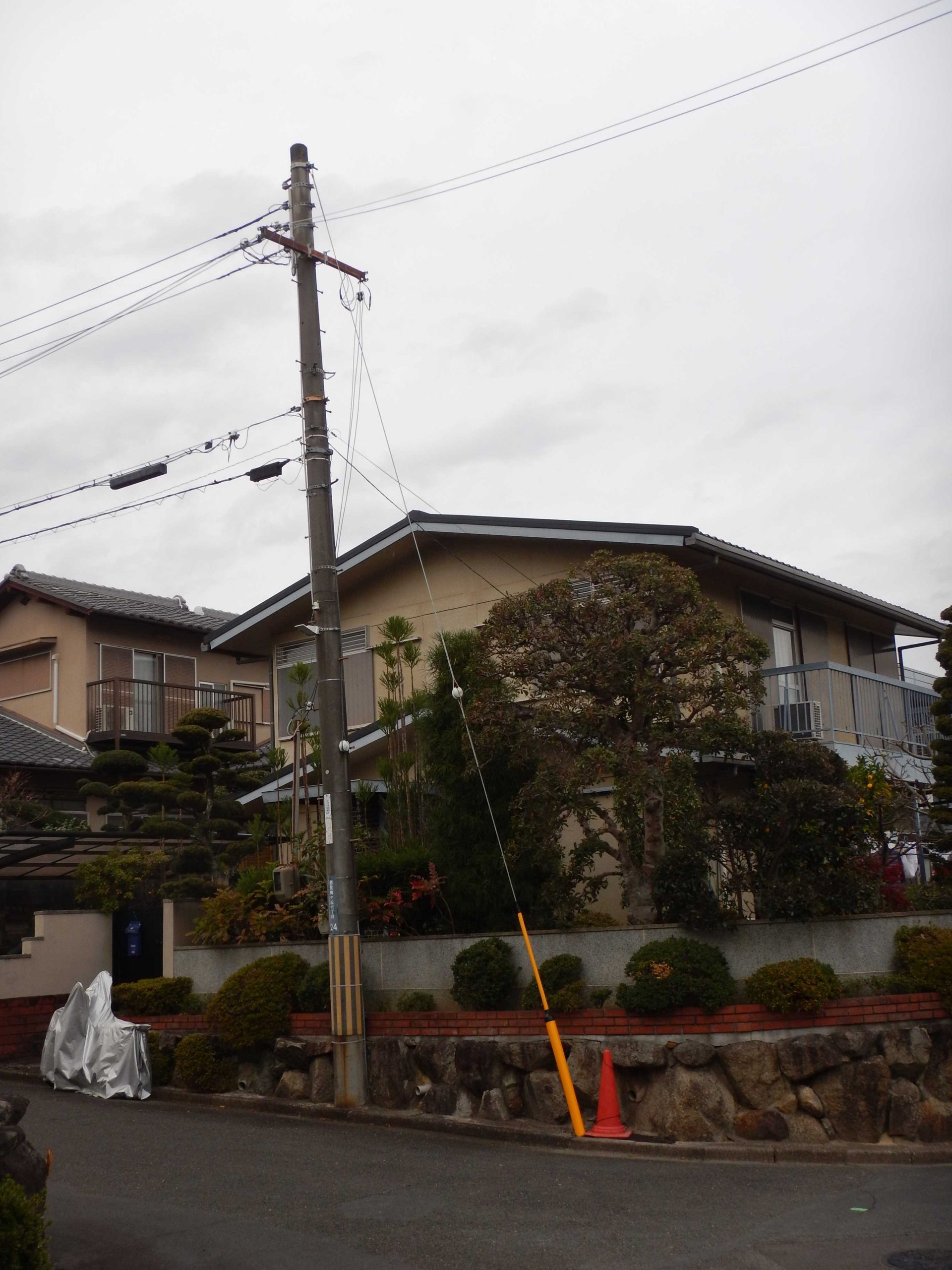 傾いていた電柱に接触・倒壊しました _ 電柱に車をぶつけた時の対応 – QABEE